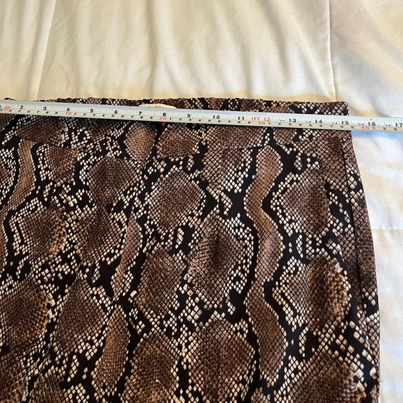 Babaton Atelier Aritzia
Conan Snake
Print Cropped Pull On Pants
Size 10, office - Picture 10 of 12